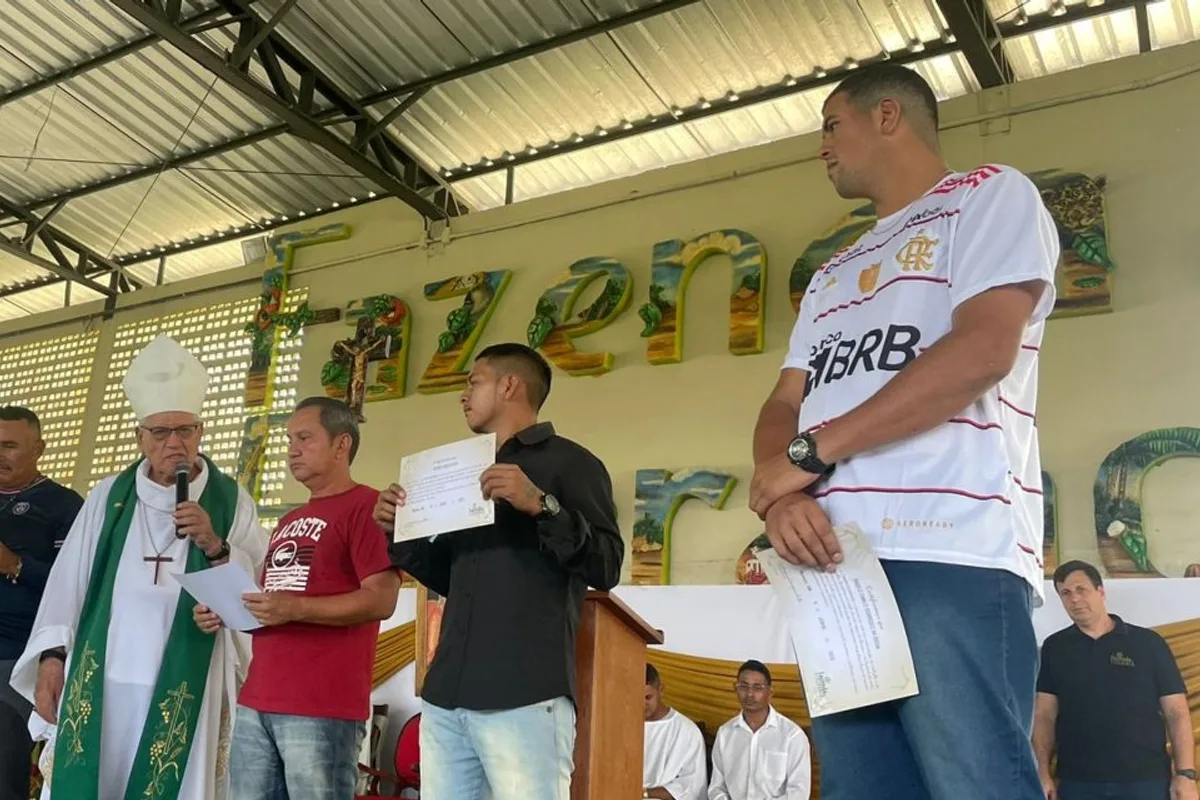 Participantes recebem certificados em uma cerimônia na Fazenda da Esperança
