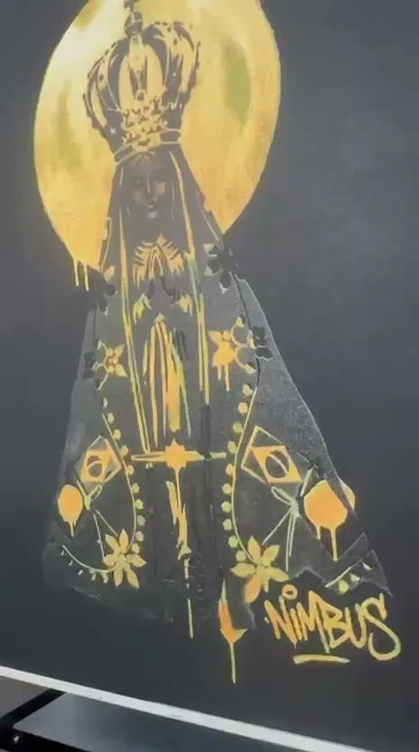 A amostra da Aparecida na mesa da impressora, em agosto; a mancha esverdeada na lua foi corrigida no arquivo depois